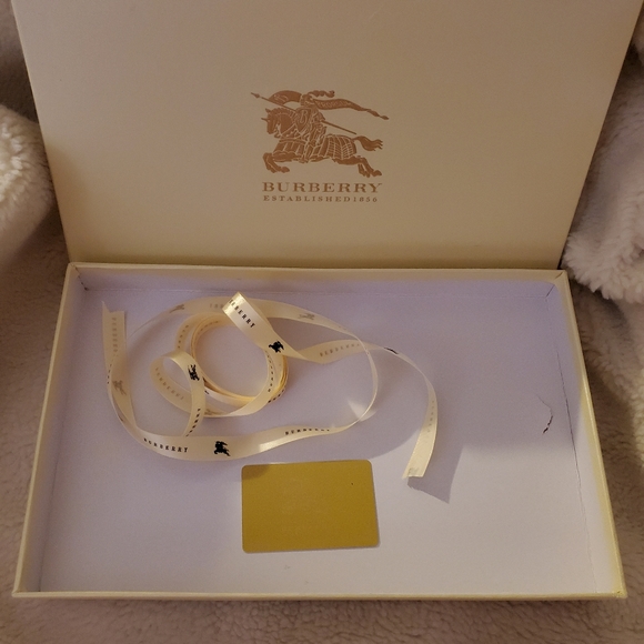 BURBERRY SCARF BOX/RIBBON/CARD - Picture 3 of 6